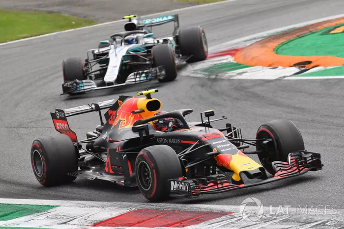Max Verstappen, Red Bull Racing RB14 y Valtteri Bottas, Mercedes AMG F1 W09 