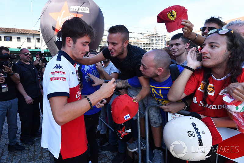 Charles Leclerc, Sauber firma autografi ai fan