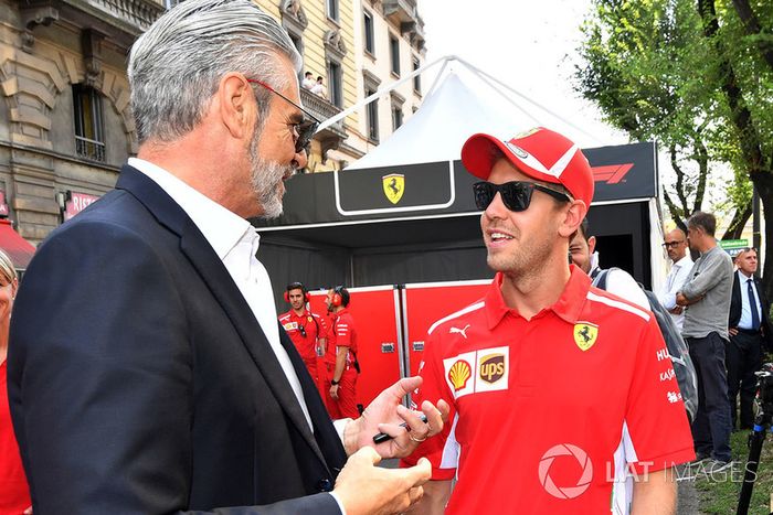 Maurizio Arrivabene, director del equipo Ferrari y Sebastian Vettel, Ferrari