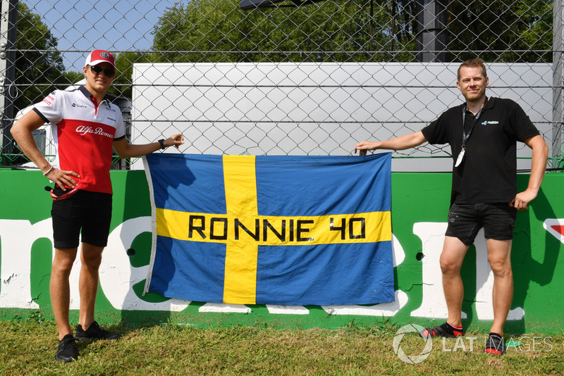 Marcus Ericsson, Alfa Romeo Sauber F1 Team with flag remembering Ronnie Peterson