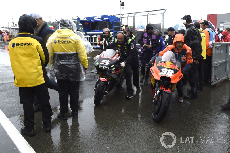 Motos sacadas de la parrilla durante el Gran Premio de Gran Bretaña