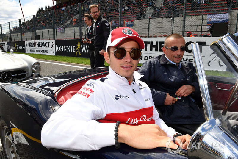 Charles Leclerc: “Eu estava tentando manter minha curva, mas, infelizmente, Fernando foi forçado por Hulkenberg atrás e me atingiu. Basicamente, a corrida acabou ali o que é uma pena. Mas acontece, corridas são assim. Vamos nos recuperar, tomara, em Monza.”