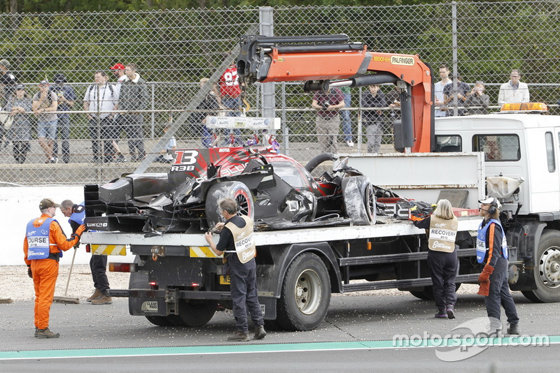 El coche #1 Rebellion Racing Rebellion R-13: Andre Lotterer, Neel Jani, Bruno Senna después de chocar