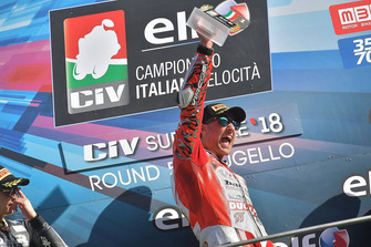 Il vincitore Matteo Ferrari, Ducati Barni Racing, festeggia sul podio