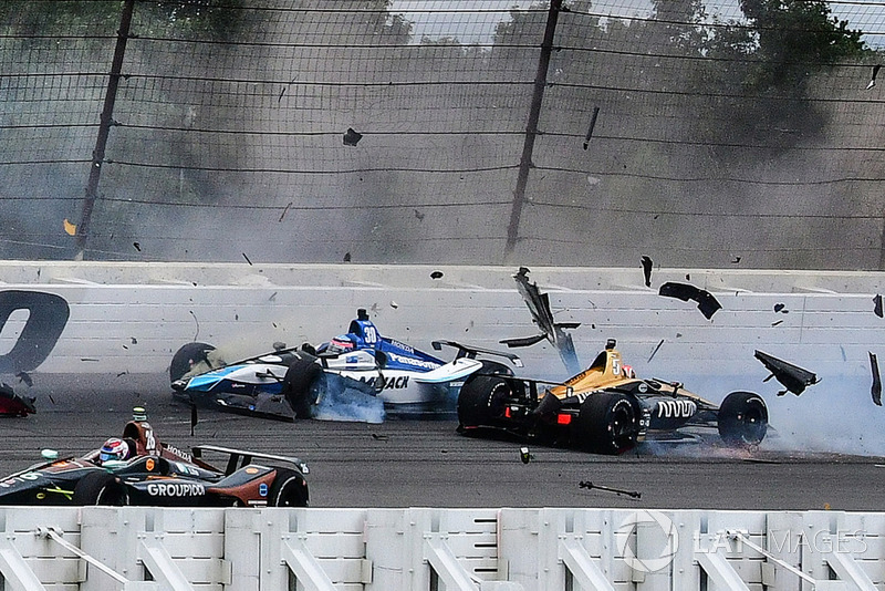 Robert Wickens, Schmidt Peterson Motorsports Honda, James Hinchcliffe, Schmidt Peterson Motorsports Honda, Ryan Hunter-Reay, Andretti Autosport Honda, Pietro Fittipaldi, Dale Coyne Racing Honda crash