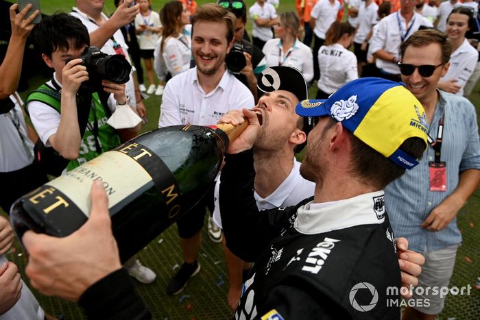 El ganador Edoardo Mortara, Venturi Racing, lo celebra con fans