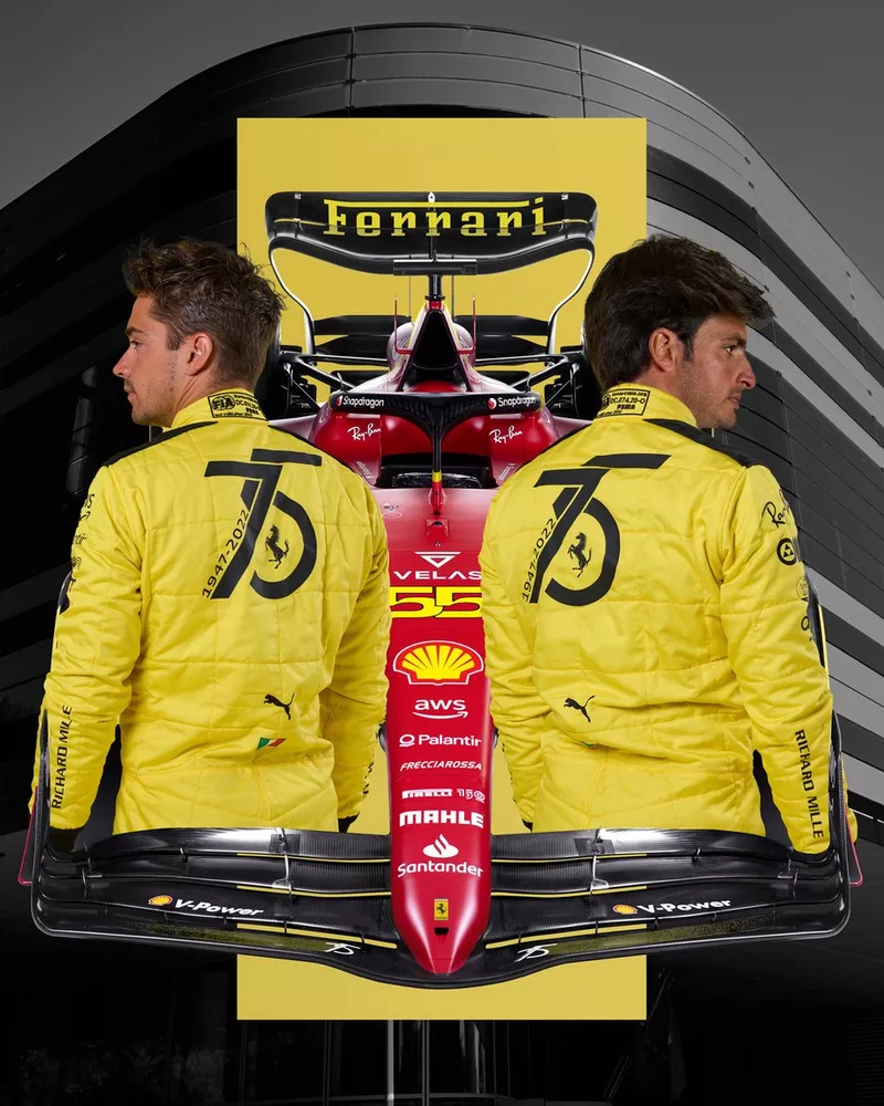Charles Leclerc et Carlos Sainz avec la Ferrari F1-75, qui a une livrée spéciale pour le GP d'Italie