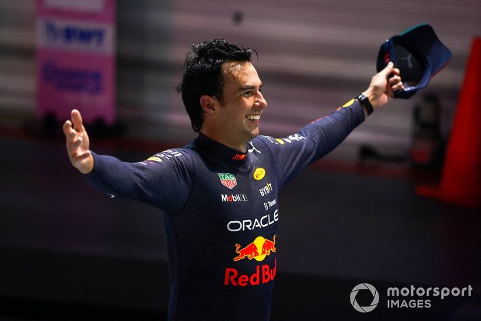 Sergio Pérez, Red Bull Racing, 1ª posición, celebra en el Parc Ferme