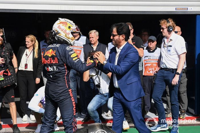 Max Verstappen, Red Bull Racing, 1ª posición, celebra su llegada al Parc Ferme con Mohammed bin Sulayem, Presidente de la FIA