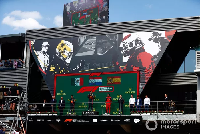 Podio: segundo lugar Sergio Pérez, Red Bull Racing, ganador Max Verstappen, Red Bull Racing, tercer lugar Carlos Sainz, Ferrari