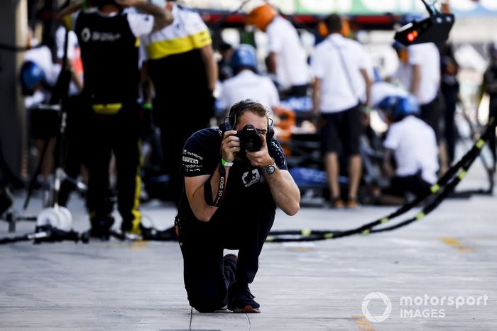 Un fotógrafo apunta en el pit lane