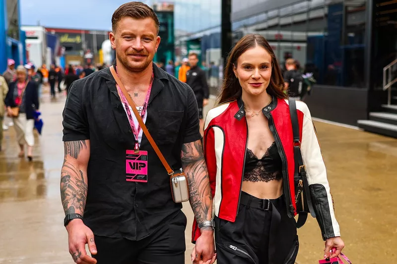  Le nageur olympique britannique Adam Peaty et Holly Ramsay