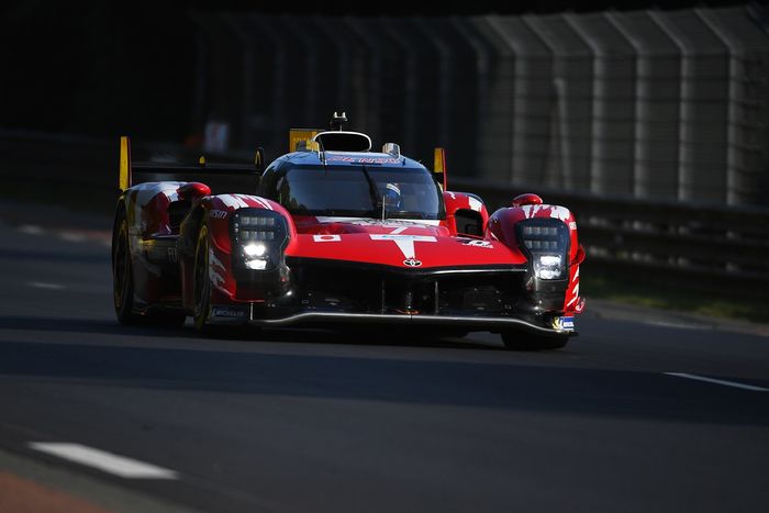 #7 Toyota Gazoo Racing Toyota GR010 - Híbrido: Mike Conway, Kamui Kobayashi, Nyck De Vries