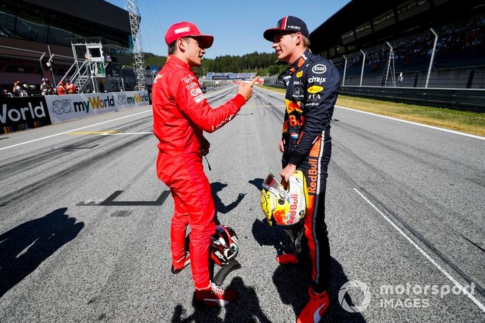 Charles Leclerc, Ferrari, con Max Verstappen, Red Bull Racing segundo, tras la sesión de clasificación del Gran Premio de Austria, donde se marcó la prímera línea más joven en la historia de la Fórmula 1 con 21 años 8 meses y 22 días.