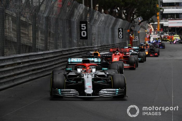 Lewis Hamilton, Mercedes AMG F1 W10, Max Verstappen, Red Bull Racing RB15