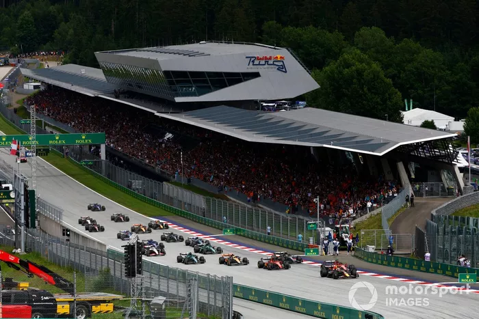 Arrancada Max Verstappen, Red Bull Racing RB19, Charles Leclerc, Ferrari SF-23, Carlos Sainz, Ferrari SF-23, Lando Norris, McLaren MCL60, Lewis Hamilton, Mercedes F1 W14, el resto de la parrilla en la salida.