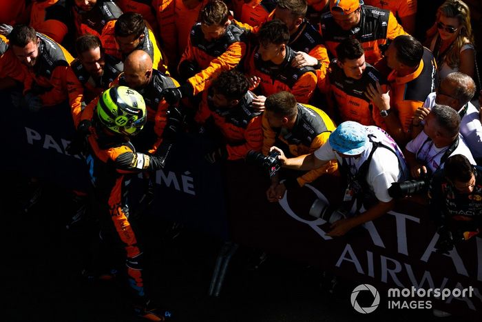 Lando Norris, McLaren, 2ª posición, celebra con su equipo su llegada a Parc Ferme