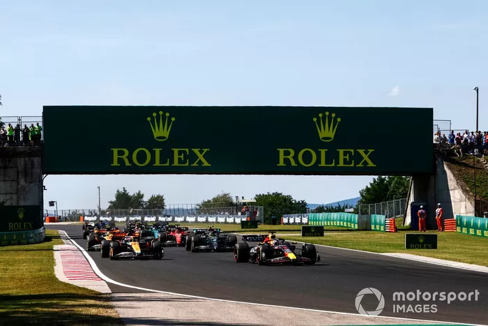Max Verstappen, Red Bull Racing RB19, Oscar Piastri, McLaren MCL60, Lando Norris, McLaren MCL60, Lewis Hamilton, Mercedes F1 W14, Charles Leclerc, Ferrari SF-23, el resto de la parrilla.