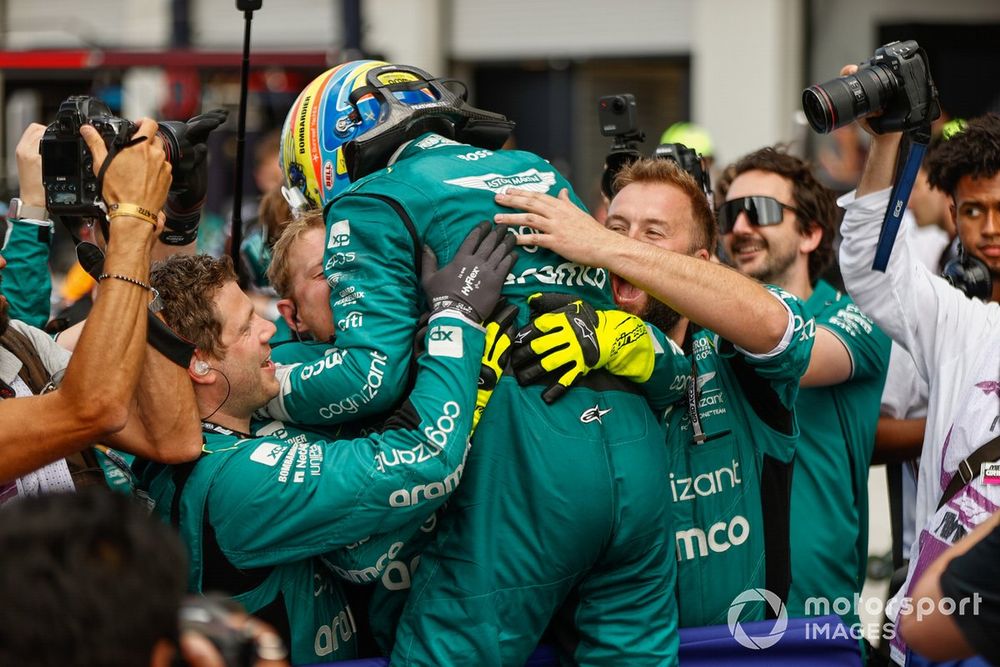 Fernando Alonso, Aston Martin F1 Team, 3ª posición, celebra con su equipo su llegada al Parc Ferme