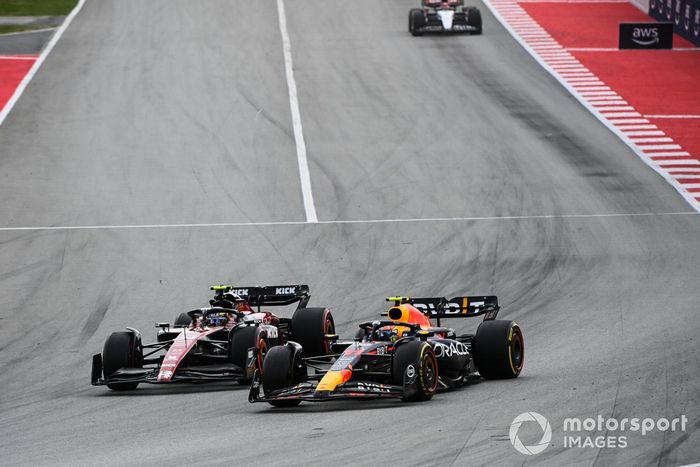 Zhou Guanyu, Alfa Romeo C43, lucha con Sergio Pérez, Red Bull Racing RB19