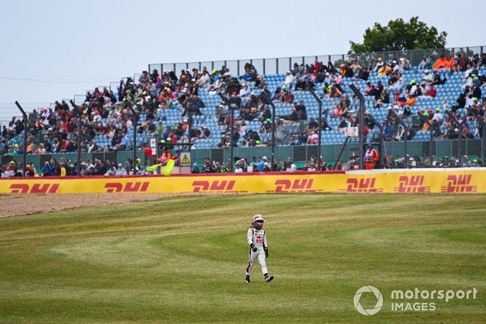 Kevin Magnussen, Haas F1 Team, regresa al garaje tras retirarse de la sesión de clasificación.