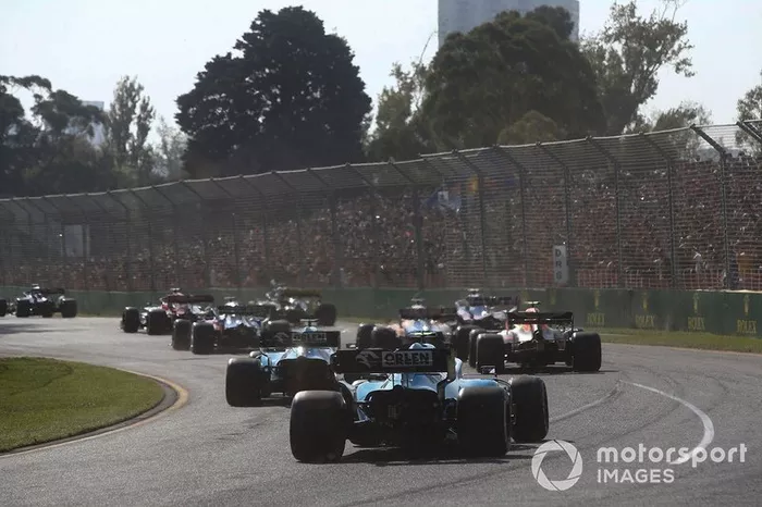 George Russell, Williams Racing FW42, y Robert Kubica, Williams FW42, al inicio