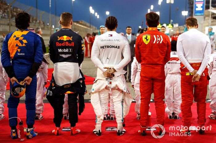 Carlos Sainz Jr., McLaren, Max Verstappen, Red Bull Racing, Lewis Hamilton, Mercedes AMG F1, Charles Leclerc, Ferrari, y Sebastian Vettel, Ferrari, durante el himno