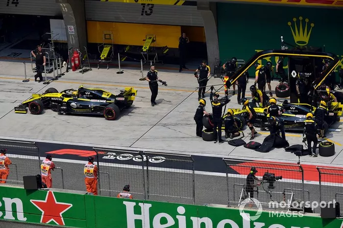 Nico Hulkenberg, Renault F1 Team R.S. 19, y Daniel Ricciardo, Renault F1 Team R.S.19
