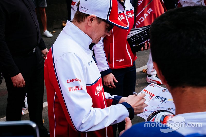 Kimi Raikkonen, Alfa Romeo Racing signs autographs for the fans