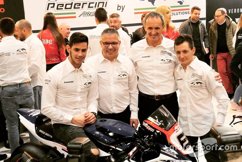 Ayrton Badovini, Jordi Torres, con miembros del Pedercini Racing