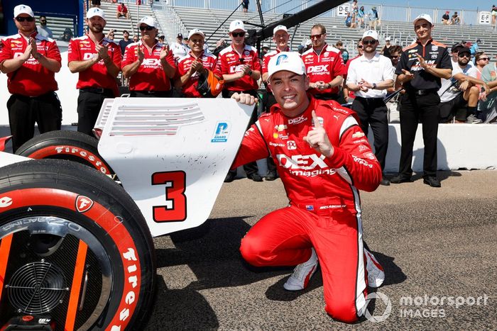 El piloto Scott McLaughlin, del Team Penske Chevrolet, celebra su pole position