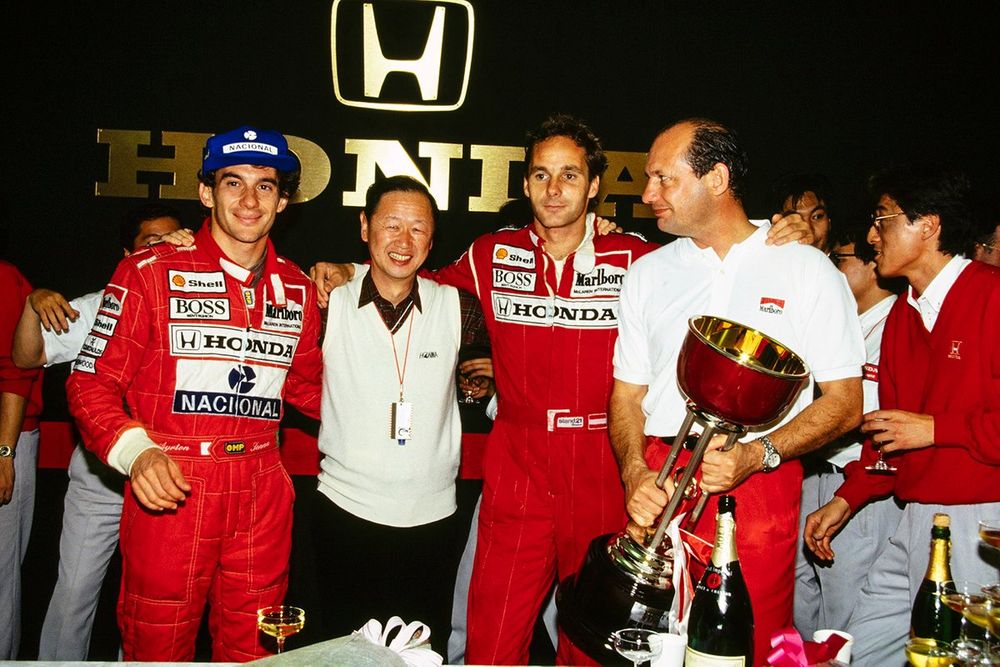 Ayrton Senna, McLaren Honda, Gerhard Berger, McLaren Honda, y Ron Dennis celebran la victoria de Berger en la carrera y el tercer campeonato de pilotos de Senna