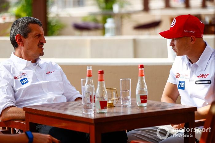Guenther Steiner, director de Haas F1, junto a Nikita Mazepin, Haas F1 