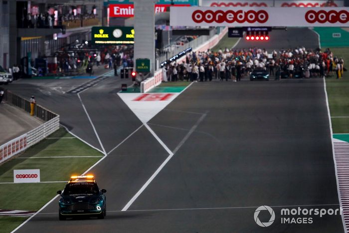 El coche de Medical sale del pit lane mientras la parrilla toma forma