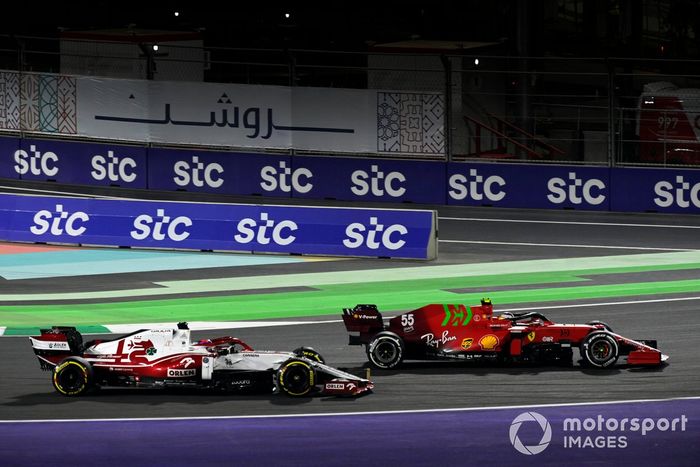 Carlos Sainz Jr., Ferrari SF21, Kimi Raikkonen, Alfa Romeo Racing C41