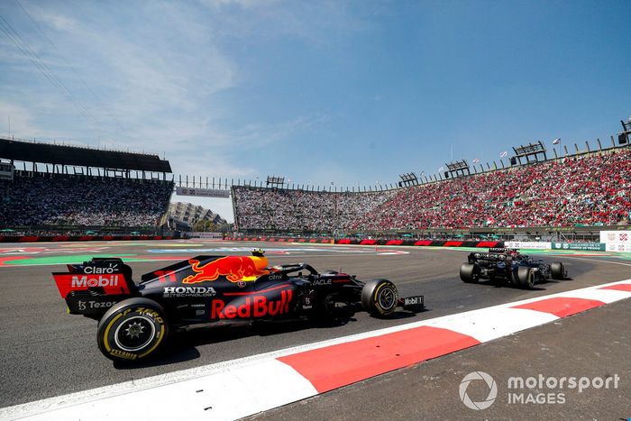 Lewis Hamilton, Mercedes W12, Sergio Pérez, Red Bull Racing RB16B