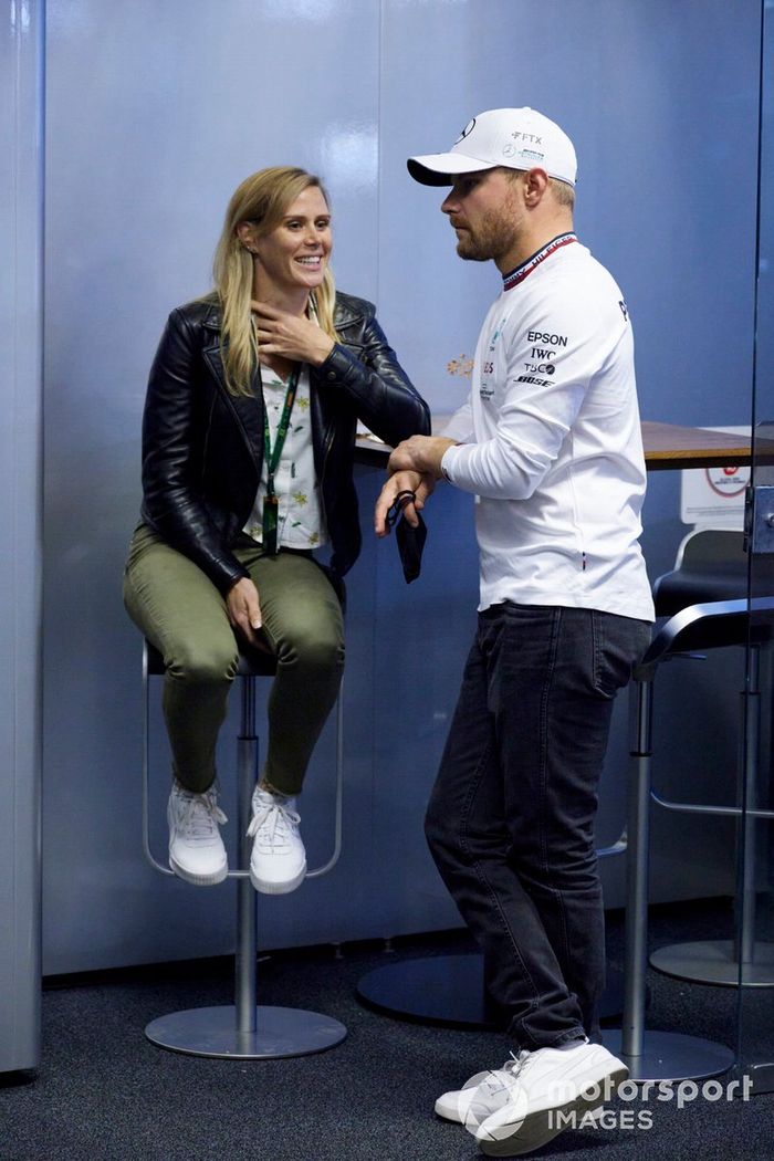 Tiffany Cromwell con Valtteri Bottas, de Mercedes, en el garaje