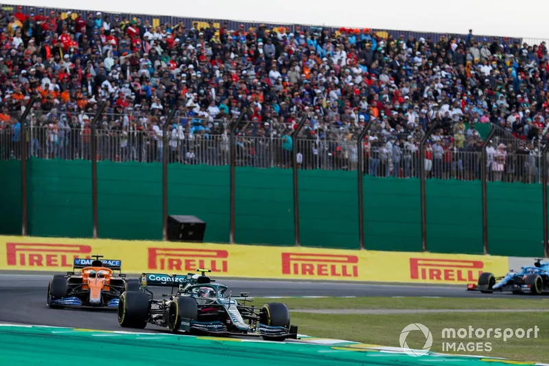 Sebastian Vettel, Aston Martin AMR21, Daniel Ricciardo, McLaren MCL35M, e Fernando Alonso, Alpine A521