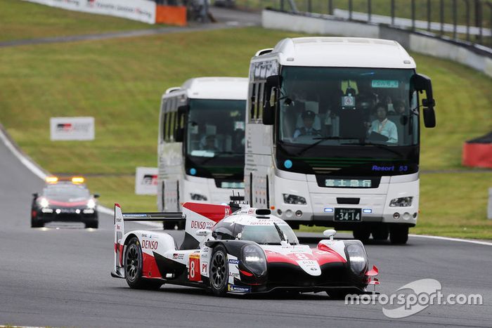 #8 Toyota Gazoo Racing Toyota TS050: Sebastien Buemi, Kazuki Nakajima, Fernando Alonso, y el autobús safari
