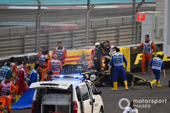 L'équipe médicale et les commissaires viennent en aident à Nico Hulkenberg, Renault Sport F1 Team R.S. 18 après son accident du premier tour