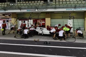 Antonio Giovinazzi, Sauber C37 pit stop
