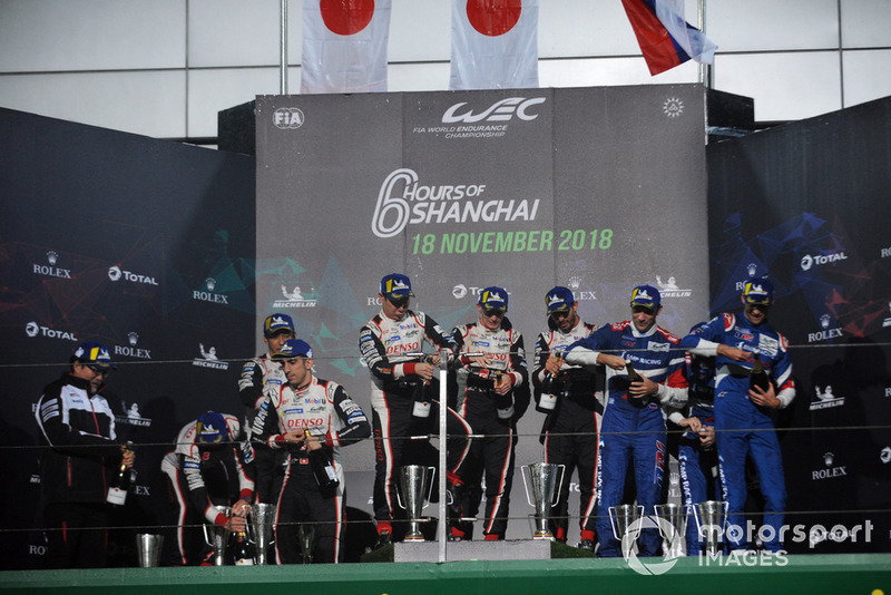 Подіум LMP1: #8 Toyota Gazoo Racing Toyota TS050, #7 Toyota Gazoo Racing Toyota TS050, #11 SMP Racing BR Engineering BR1