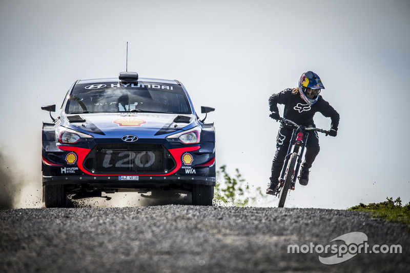 Dani Sordo y Andreu Lacondeguy, en el reto del WRC contra la MTB