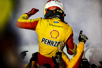 Joey Logano, Team Penske, Ford Fusion Shell Pennzoil and team celebrate
