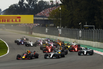 Max Verstappen, Red Bull Racing RB14, precede Lewis Hamilton, Mercedes AMG F1 W09 EQ Power+, Daniel Ricciardo, Red Bull Racing RB14, e Valtteri Bottas, Mercedes AMG F1 W09 EQ Power+, alla partenza della gara