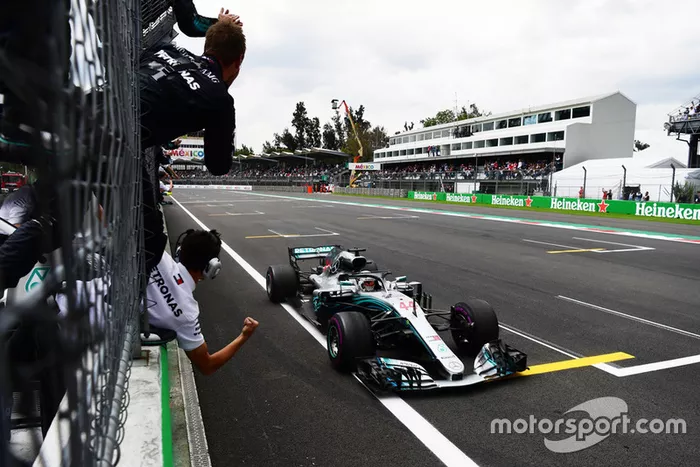 El campeón del mundo 2018, Lewis Hamilton, Mercedes AMG F1, cruza la línea de meta del GP de México