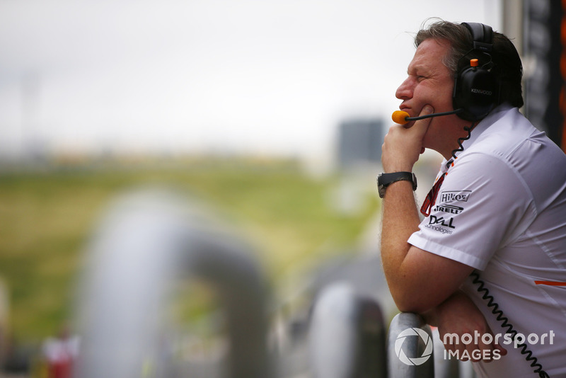 Zak Brown, PDG et directeur exécutif de McLaren Racing, regarde la séance depuis les stands