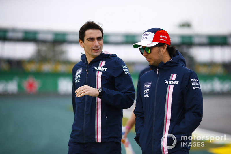 Sergio Perez, Force India, parcourt la piste à pied