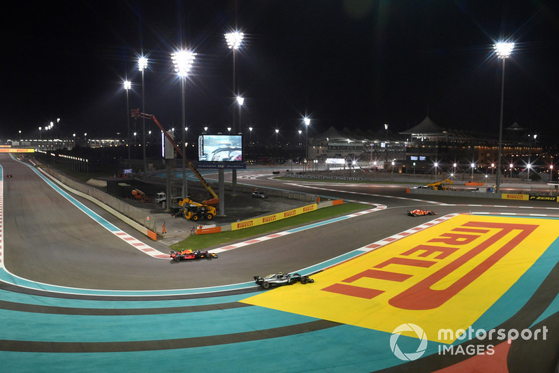 Valtteri Bottas, Mercedes-AMG F1 W09 va largo e lotta con Max Verstappen, Red Bull Racing RB14