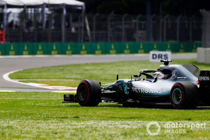 Lewis Hamilton, Mercedes AMG F1 W09 EQ Power+, corre sobre la hierba mientras él lucha con Daniel Ricciardo, Red Bull Racing RB14